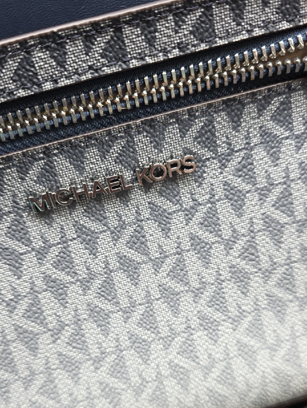 Michael Kors Navy and White Signature Crossbody Bag - Picture 2 of 8